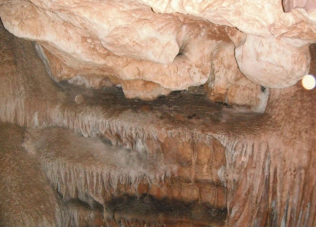 Sala horadada por el agua.jpg